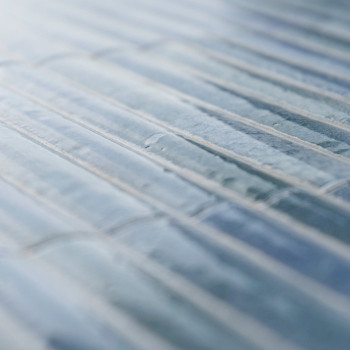 Les carreaux rectangulaires reposent horizontalement, créant une surface lisse, brillante et légèrement ondulée. Les carreaux so