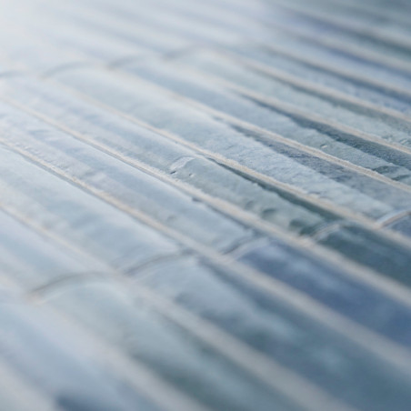 Les carreaux rectangulaires reposent horizontalement, créant une surface lisse, brillante et légèrement ondulée. Les carreaux so