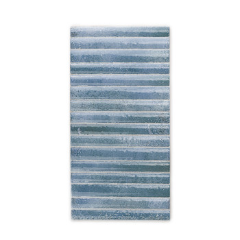 Carreau rectangulaire présentant des rayures horizontales dans différentes nuances de bleu, créant un effet texturé et superposé