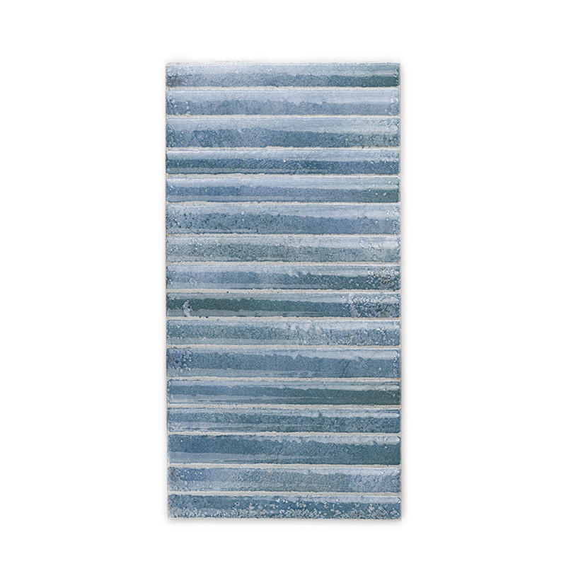 Carreau rectangulaire présentant des rayures horizontales dans différentes nuances de bleu, créant un effet texturé et superposé