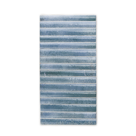 Carreau rectangulaire présentant des rayures horizontales dans différentes nuances de bleu, créant un effet texturé et superposé