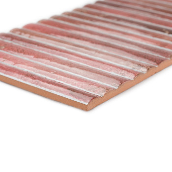 Le carreau de céramique présente des crêtes parallèles dans divers tons terreux, créant un effet texturé. Il est présenté sous u