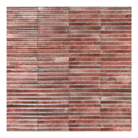 Eine Mosaikfliese zeigt abwechselnd horizontale rote und braune Streifen mit einem strukturierten, erdigen Aussehen. Das Muster 