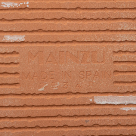 Auf der Terrakottafliese ist inmitten horizontaler Rillen der geprägte Text „MAINZU MADE IN SPAIN“ zu sehen, der auf Herkunft un
