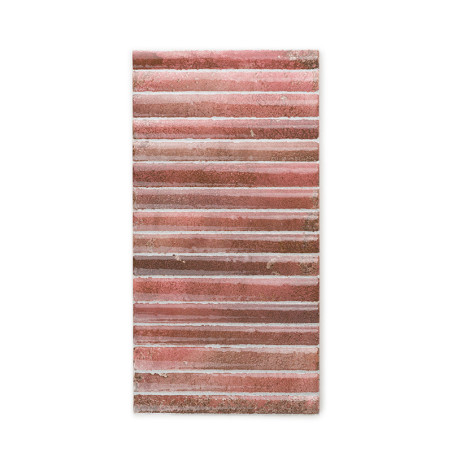 Le carreau rectangulaire présente des rayures horizontales dans des tons de rose et de brun, créant une apparence texturée. Il r Le carreau rectangulaire présente des rayures horizontales dans des tons de rose et de brun, créant une apparence texturée. Il r