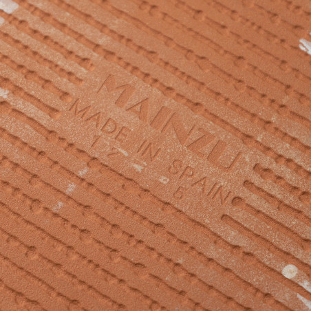 Le carreau en terre cuite affiche le texte « MAINZU MADE IN SPAIN » en relief au centre, entouré de crêtes parallèles pour la te