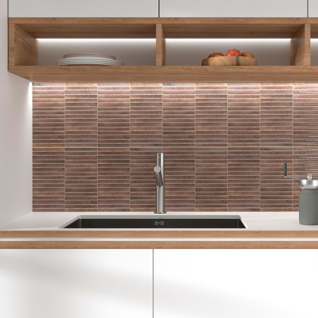 Un évier de cuisine avec un robinet en métal élégant est placé sur un dosseret de carreaux horizontaux marron clair. Des étagère