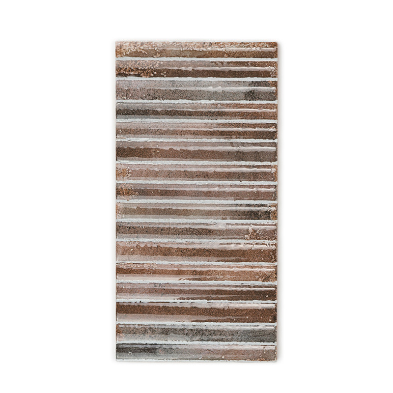 Un carreau rectangulaire présente des crêtes horizontales texturées alternant dans des tons de brun et de gris, sur un fond blan