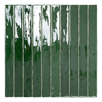 Un carreau vert rectangulaire brillant avec une finition brillante se dresse verticalement sur un fond blanc, mettant en valeur 