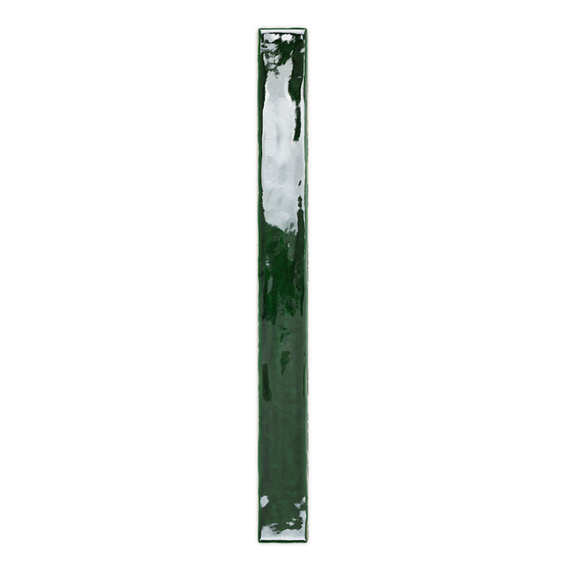 Um ladrilho verde retangular brilhante com acabamento brilhante fica verticalmente contra um fundo branco, exibindo sua superfíc
