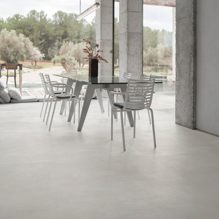 Een set witte stoelen omringt een moderne eettafel binnenshuis, met grote ramen die uitzicht bieden op een sereen buitenlandscha Een set witte stoelen omringt een moderne eettafel binnenshuis, met grote ramen die uitzicht bieden op een sereen buitenlandscha