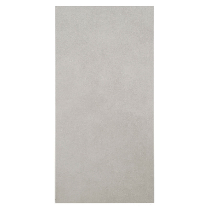 Een rechthoekige, gladde grijze tegel is gecentreerd en rust tegen een effen witte achtergrond, waardoor een minimalistische en 