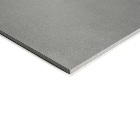 Un azulejo gris liso, rectangular y con bordes afilados descansa sobre un fondo blanco, lo que sugiere un diseño moderno y minim