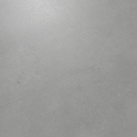 Los azulejos grises presentan una textura suave y mate con variaciones sutiles, que cubren uniformemente una superficie plana. H