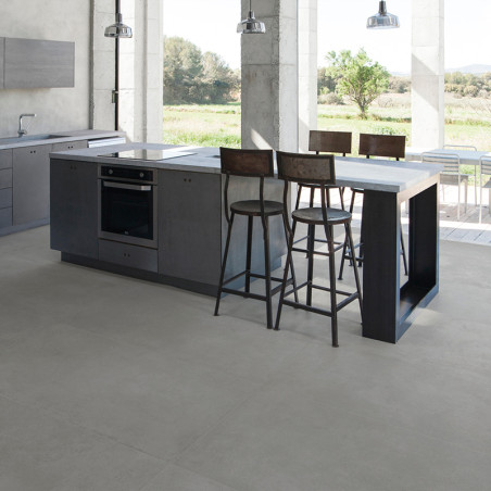 La isla de cocina con taburetes oscuros se encuentra en una cocina moderna y luminosa, rodeada de grandes ventanales con vistas 