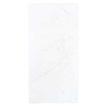 Les carreaux blancs rectangulaires présentent de subtiles veines grises et reposent à plat dans un cadre au design simple et min