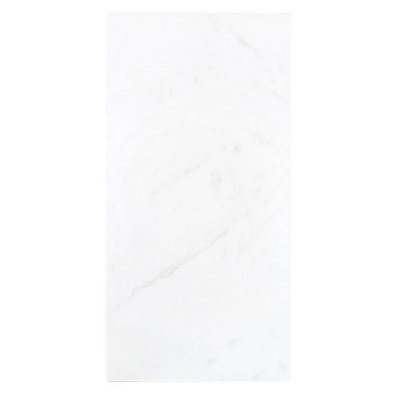 Rechthoekige witte tegel met subtiele grijze nerven, plat liggend in een eenvoudige, minimalistische designomgeving.