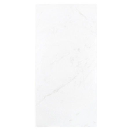 Los azulejos blancos rectangulares presentan sutiles vetas grises y descansan planos en un entorno de diseño simple y minimalist