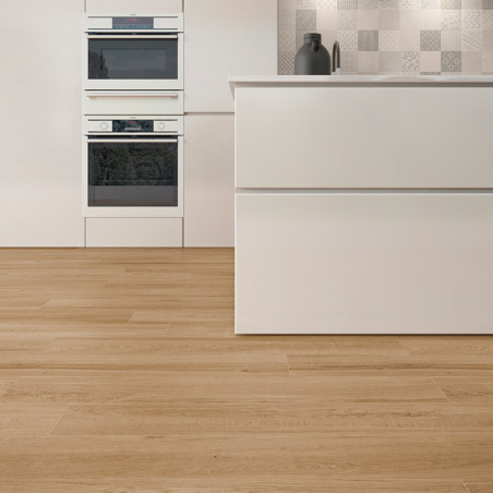 La habitación cuenta con pisos de madera clara que se extienden hacia una cocina moderna con gabinetes blancos. Dos hornos apila La habitación cuenta con pisos de madera clara que se extienden hacia una cocina moderna con gabinetes blancos. Dos hornos apila