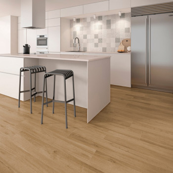 Uma cozinha moderna apresenta piso de madeira, uma ilha branca com bancos listrados, eletrodomésticos de aço inoxidável e backsp