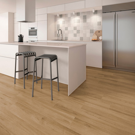 Una cocina moderna cuenta con pisos de madera, una isla blanca con taburetes a rayas, electrodomésticos de acero inoxidable y un Una cocina moderna cuenta con pisos de madera, una isla blanca con taburetes a rayas, electrodomésticos de acero inoxidable y un