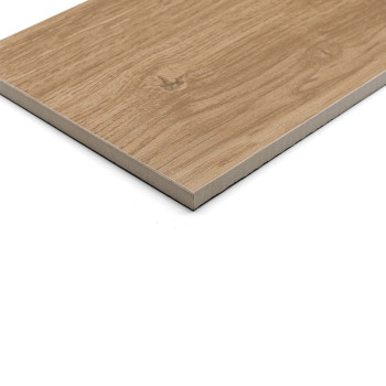 Un carreau de céramique plat et rectangulaire imite le grain du bois naturel avec des tons brun clair. Il repose sur un fond uni