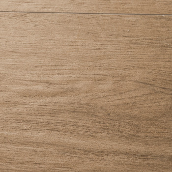 Um ladrilho com textura de madeira exibe padrões de grãos horizontais, simulando madeira natural, inserido em um ambiente de pis