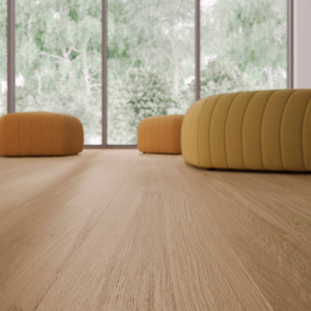 Le parquet s'étend dans une pièce moderne dotée de grandes fenêtres, bordée de sièges ronds et rembourrés. Une verdure luxuriant