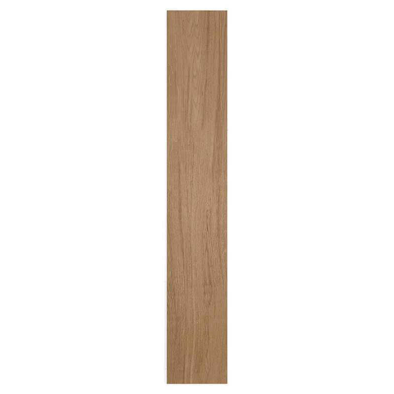 Un carreau de céramique rectangulaire imite le grain du bois de chêne clair, offrant un aspect naturel adapté au revêtement de s