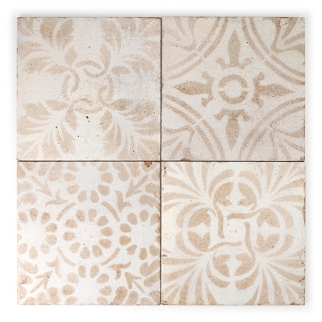 Vier beige en witte keramische tegels hebben bloem- en geometrische patronen, gerangschikt in een raster van twee bij twee op ee