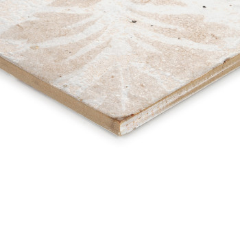 Een keramische tegel vertoont een vervaagd, symmetrisch patroon met beige en gebroken witte tinten, geplaatst tegen een effen wi