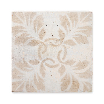 Un carreau carré présente un motif floral beige délavé disposé symétriquement sur un fond pâle légèrement moucheté, créant une e