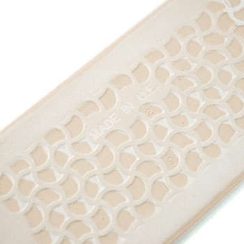 Los azulejos beige texturizados muestran un intrincado patrón geométrico con semicírculos elevados. El texto `MADE IN UAE` está 