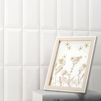 Una imagen con marco de madera muestra arte floral junto con motivos de estrellas, descansando sobre dos libros apilados contra 