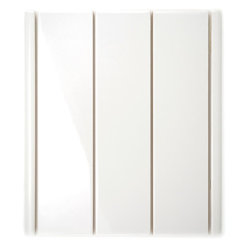 Um canudo de plástico branco, longo e estreito, repousa verticalmente sobre um fundo branco liso, parecendo limpo e sem uso.