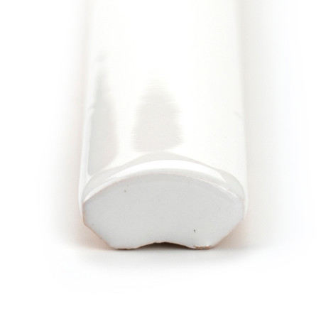 Glanzend witte keramische tegelkap met afgeronde randen, horizontaal liggend, reflecteert licht in een eenvoudige, minimale sett