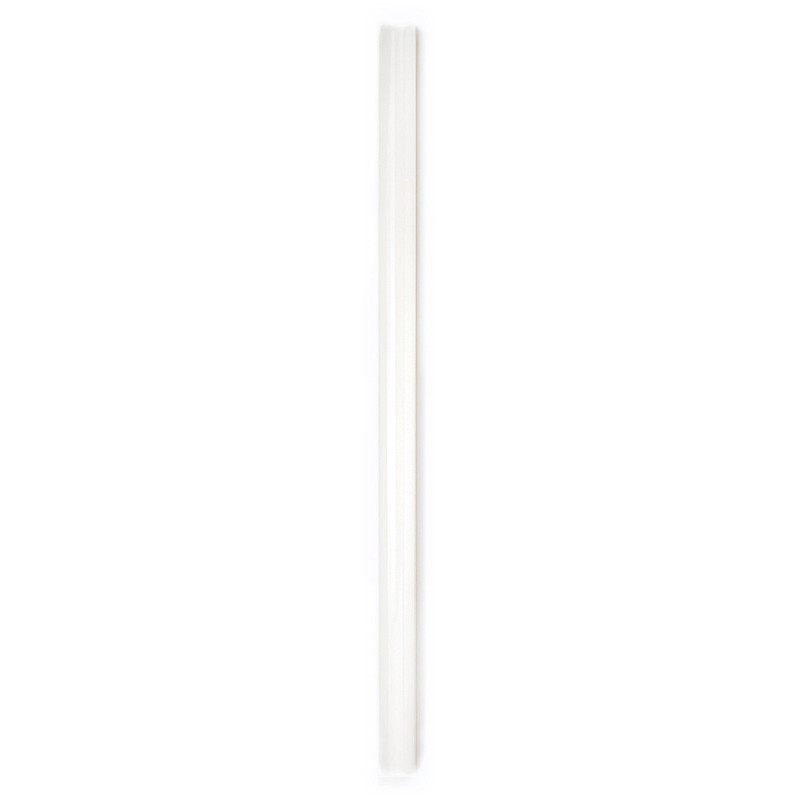 Una pajita de plástico blanca, larga y estrecha, descansa verticalmente sobre un fondo blanco liso y parece limpia y sin usar.