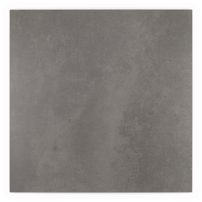 Le carreau carré gris, lisse et légèrement texturé, repose sur un fond blanc uni, suggérant un décor de design moderne et minima