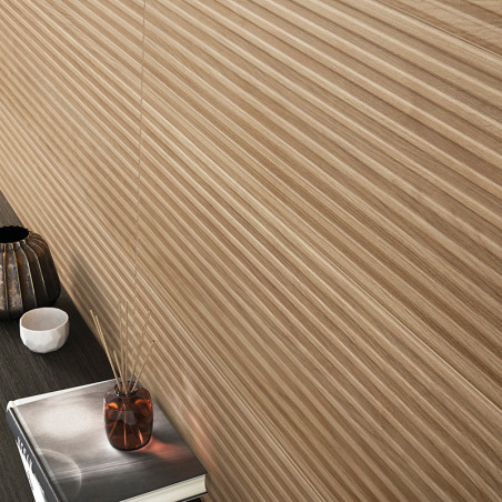 Una superficie de azulejos de madera texturizada crea patrones ondulados diagonales, colocada junto a un piso oscuro con un jarr