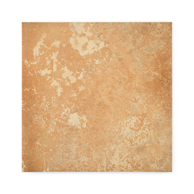 Un azulejo de cerámica cuadrado muestra un patrón texturizado y moteado en tonos terrosos de marrón y beige, imitando superficie