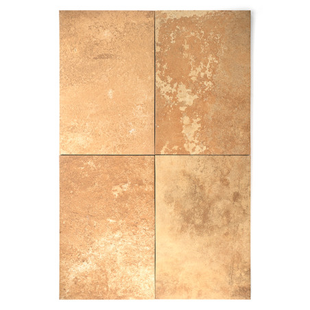 Quatre carreaux carrés, présentant une surface texturée mouchetée de beige et de marron, sont soigneusement disposés sur un simp