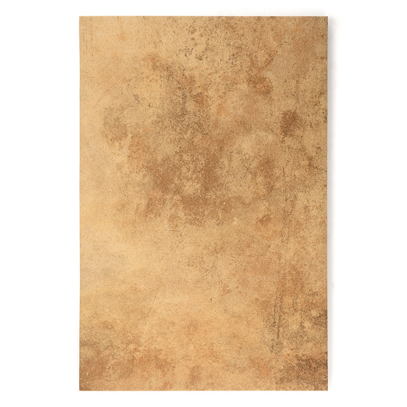 Un azulejo rectangular muestra una superficie marrón texturizada y moteada, lo que sugiere una apariencia de piedra rústica, ade