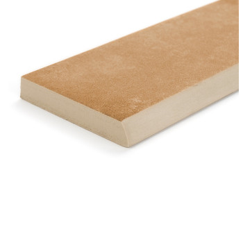 Um rodapé retangular de cerâmica fica plano. Sua superfície é lisa com um tom marrom terroso quente, que contrasta com o fundo branco.