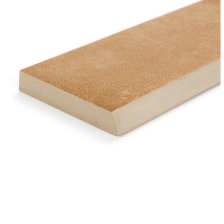 Um rodapé retangular de cerâmica fica plano. Sua superfície é lisa com um tom marrom terroso quente, que contrasta com o fundo branco.