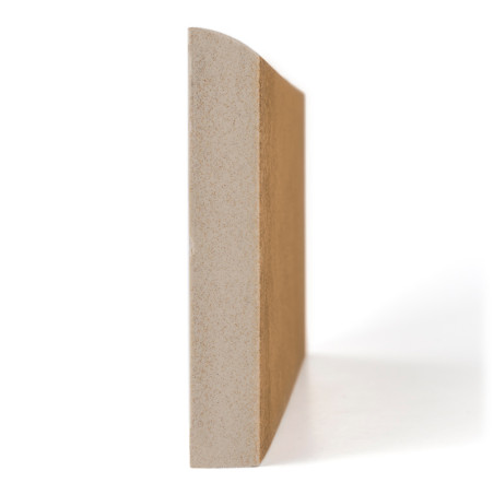 Um rodapé retangular bege fica em pé, com sua superfície lisa voltada para frente, projetando uma sombra sobre um fundo branco.
