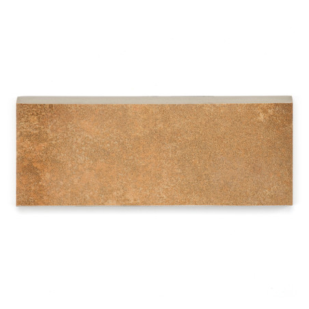 Los rodapies de cerámica rectangulares muestran una superficie texturizada de color marrón terroso. Se apoya plano, rodeado de un fondo blanco, resaltando su aspecto rústico.