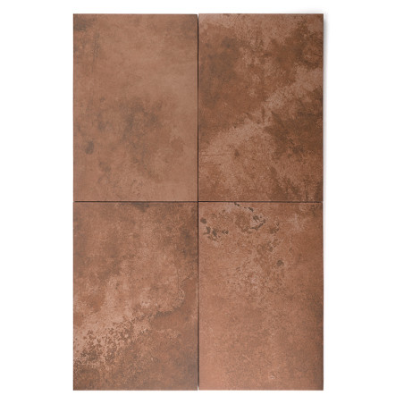Cuatro grandes azulejos rectangulares de color óxido dispuestos en forma de cuadrícula muestran una superficie texturizada y des
