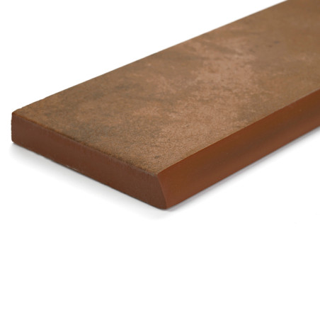 Une plinthe rectangulaire en céramique marron repose à plat et présente une surface lisse et mate avec de subtiles variations de tons.