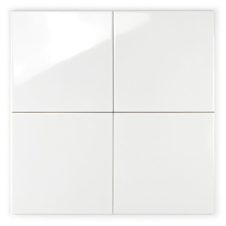 Cuatro azulejos blancos lisos y brillantes alineados en una cuadrícula de dos por dos, reflejando la luz sutilmente, sobre un fo
