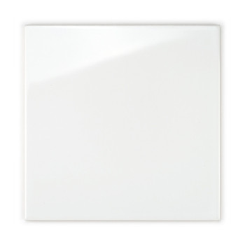 Un carreau de céramique blanc et lisse réfléchissant la lumière est isolé dans un contexte simple et neutre.